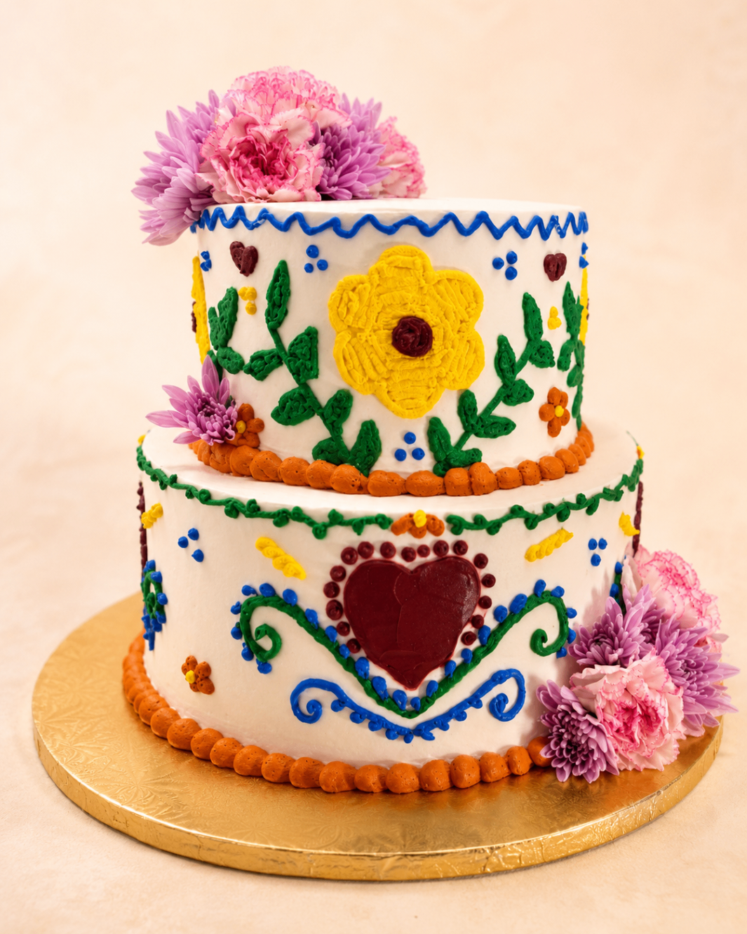 Pastel de dos pisos con arte folclórico mexicano